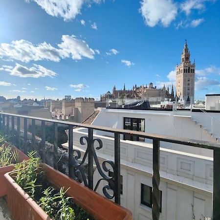 Lovely 1-Bedroom Loft With Terrace. Amazing View. Севілья Екстер'єр фото
