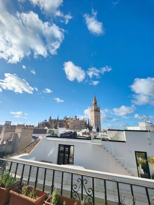 Lovely 1-Bedroom Loft With Terrace. Amazing View. Севілья Екстер'єр фото